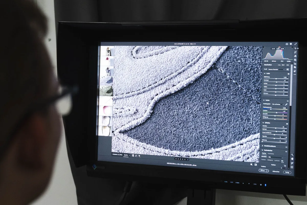 Behind the Scenes – RAW-Entwicklung einer Wildleder-Detailaufnahme am Monitor
