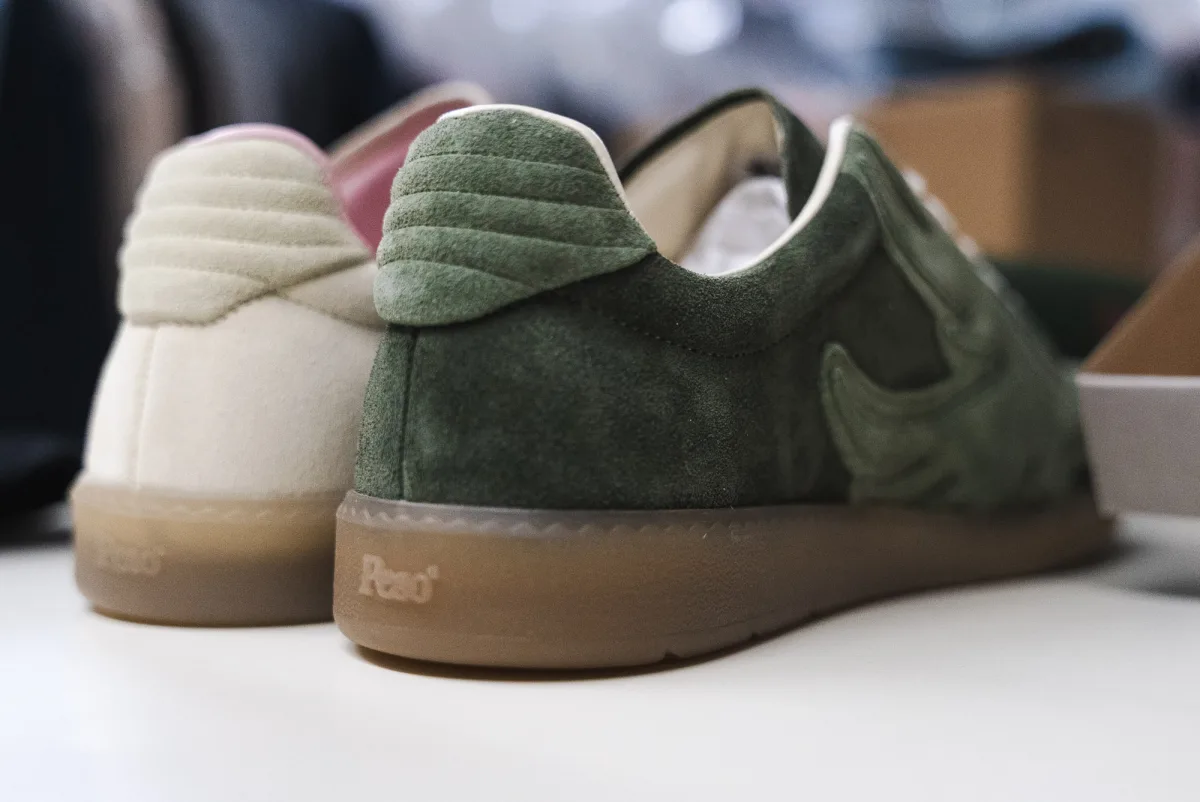 Behind the Scenes – Fersendetail zweier Sneaker mit Branding in Nahaufnahme