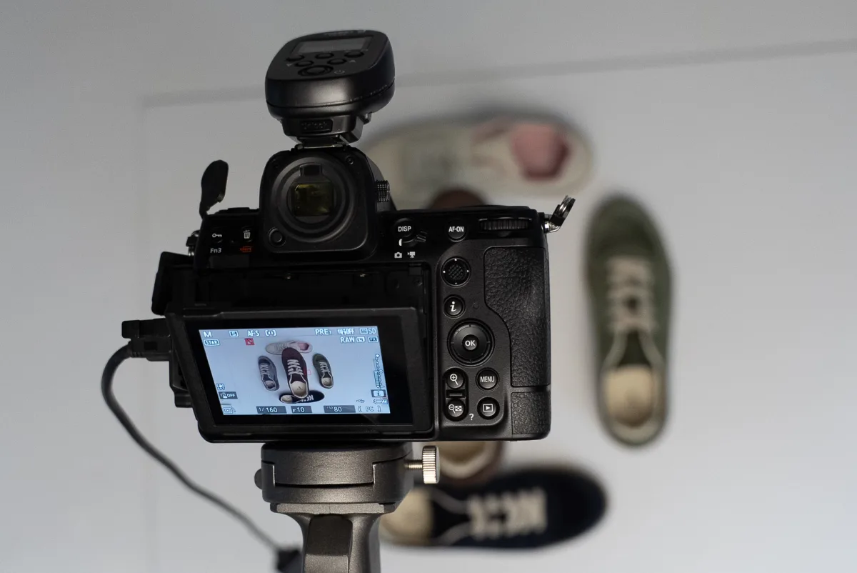 Behind the Scenes – Kamera mit Instagram-Flatlay Aufnahme, Schuhe sichtbar