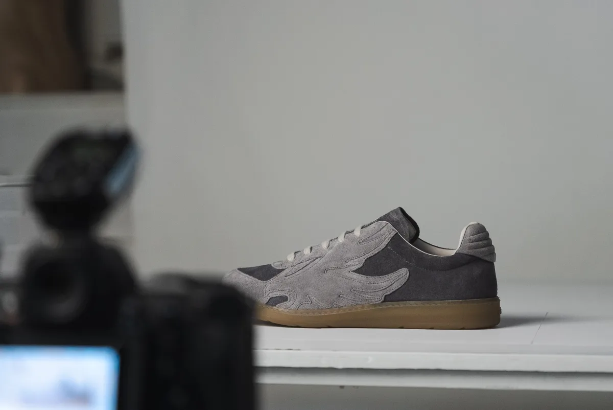 Behind the Scenes – Kamera fokussiert auf einen Sneaker während des Shootings