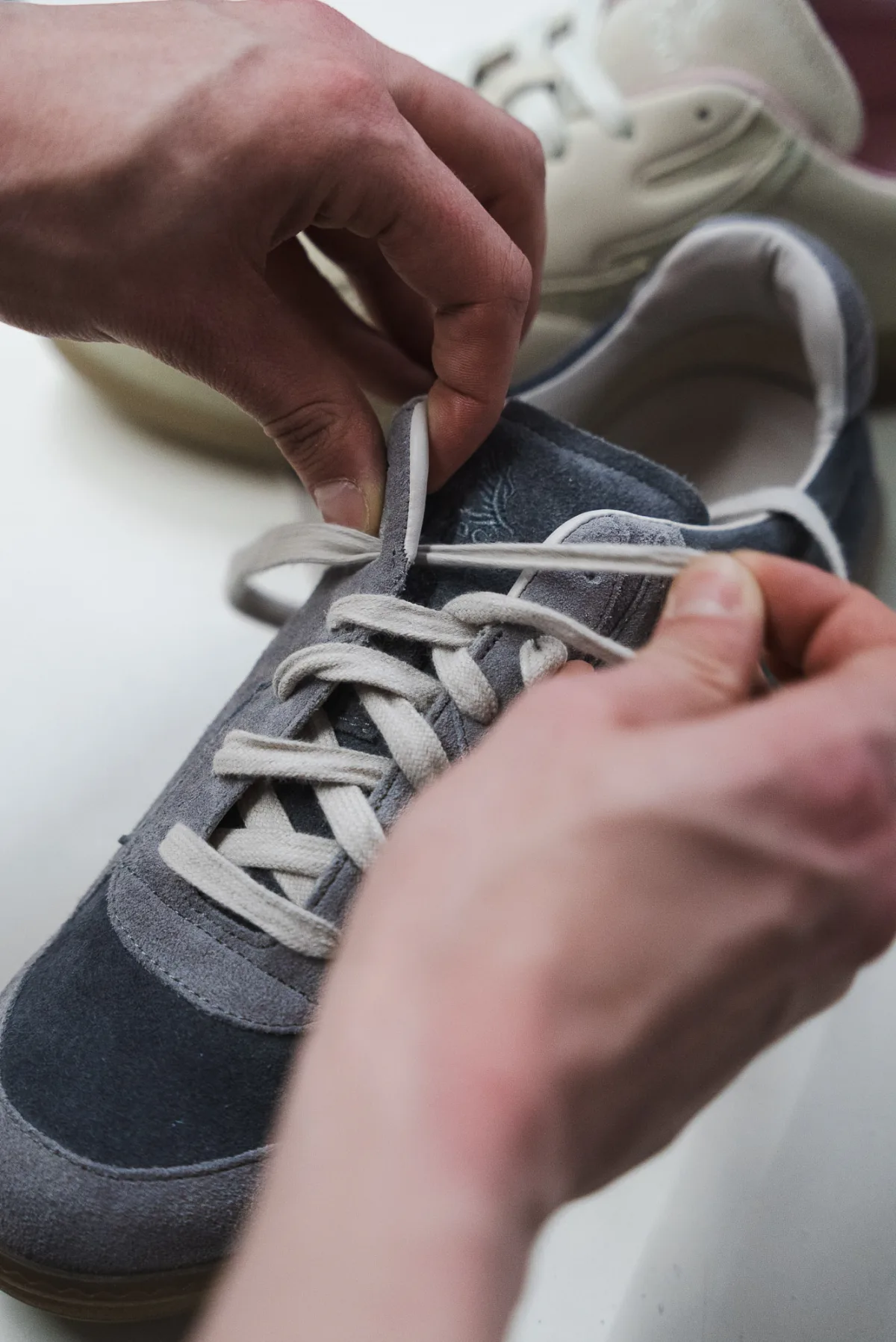 Behind the Scenes – Schnürsenkel werden von Hand sorgfältig eingefädelt