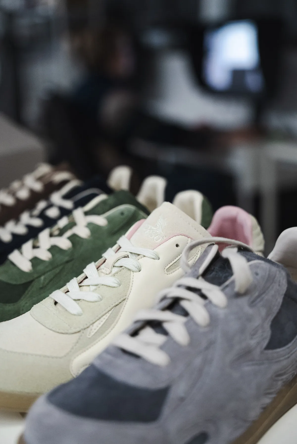 Behind the Scenes – fünf Sneaker in verschiedenen Farben aufgereiht im picpoint Studio