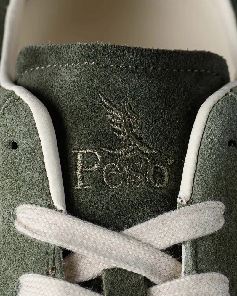 Detailaufnahme Sneaker grün – Peso Logo auf Zunge