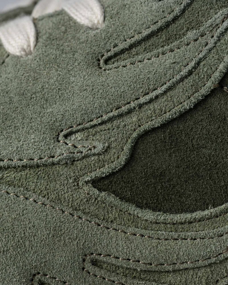 Detailaufnahme Sneaker grün – Wildleder-Textur und Nahtführung