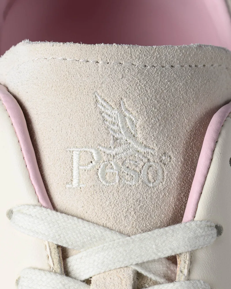Detailaufnahme Sneaker creme – Peso Logo auf Zunge