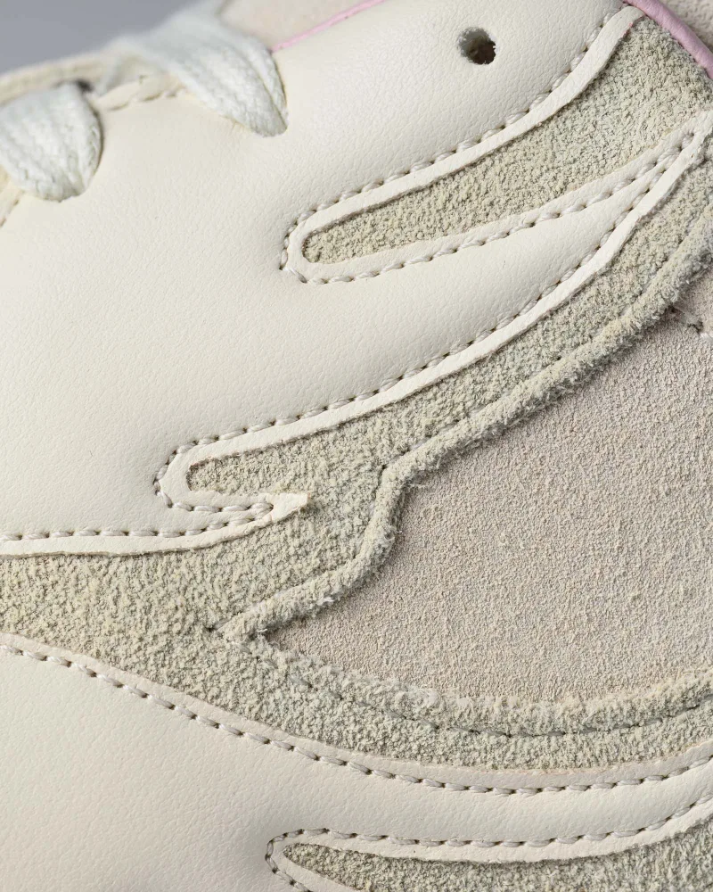 Detailaufnahme Sneaker creme – Leder-Textur und Nahtführung