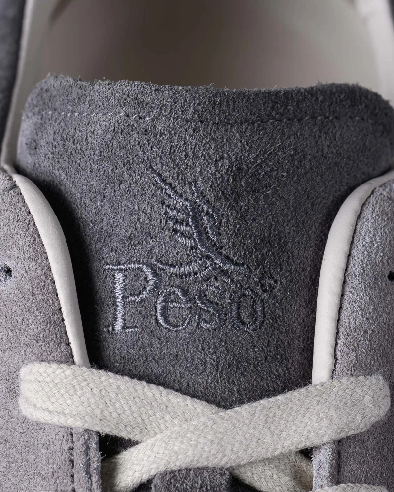 Detailaufnahme Sneaker grau – Peso Logo auf Zunge