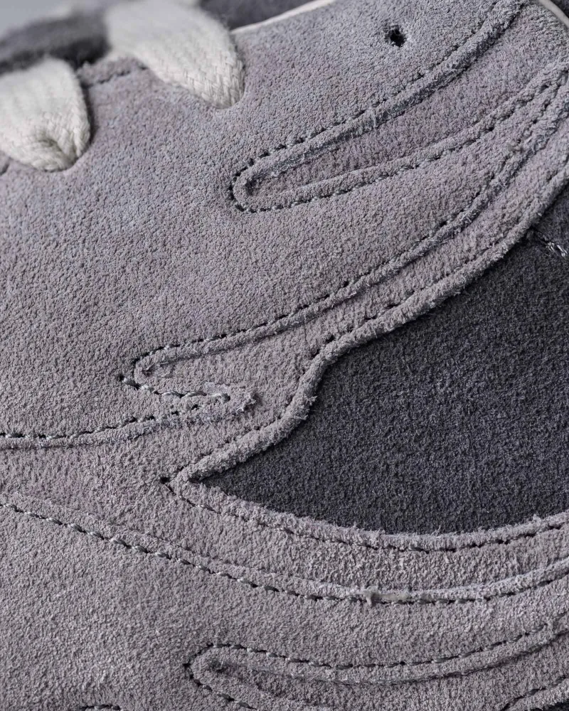 Detailaufnahme Sneaker grau – Wildleder-Textur und Nahtführung