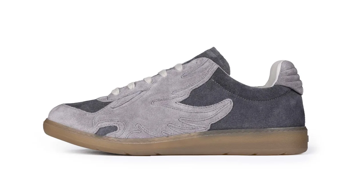 Sneaker mit flachem, gleichmäßigem Licht