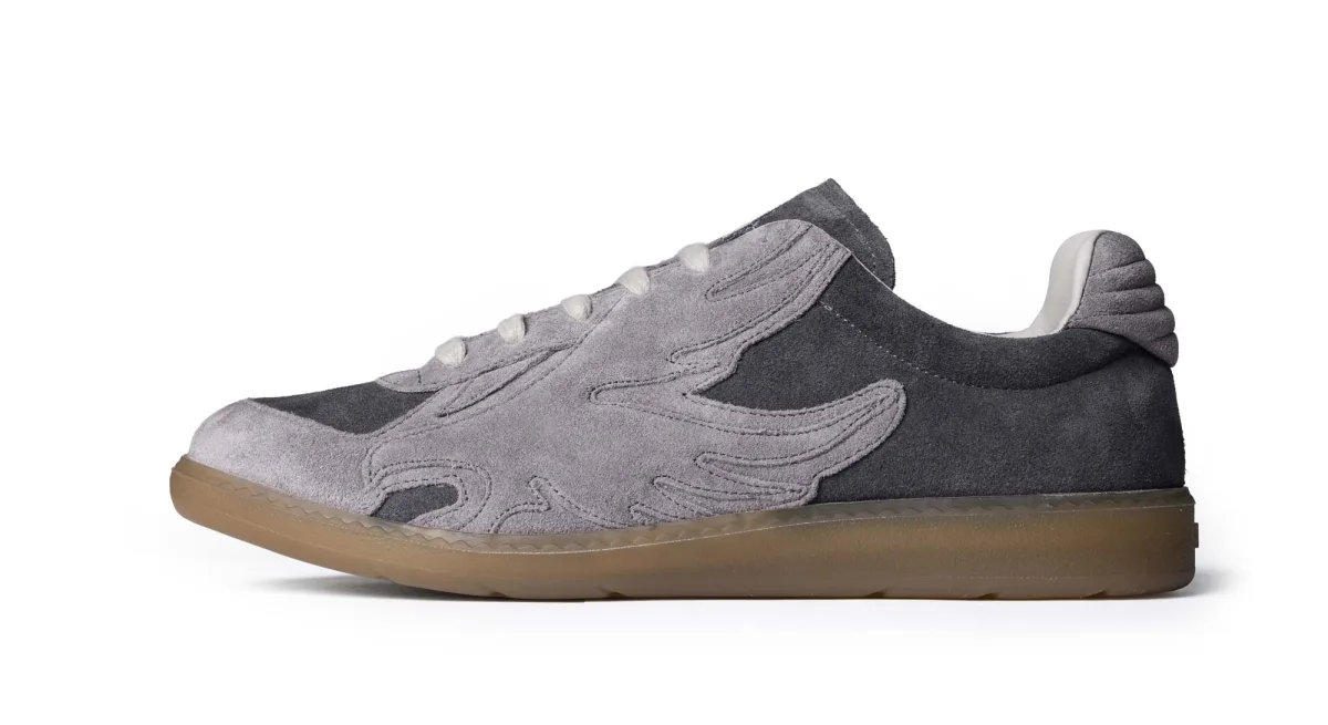 Sneaker mit einer Lichtquelle von links oben