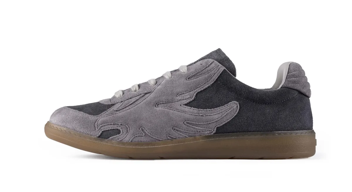 Sneaker mit seitlichem Streiflicht – Materialstruktur sichtbar