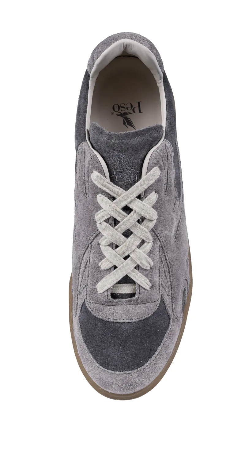 Sneaker mit gekreuzter Schnürung – dekorativer Look