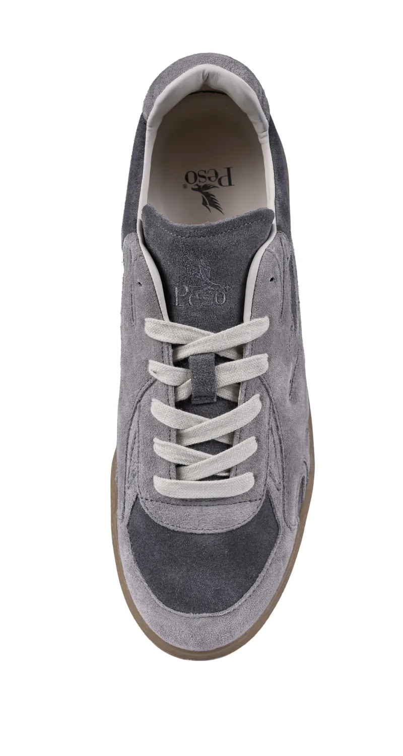 Sneaker mit normal geschnürten Schnürsenkeln – klassische Variante