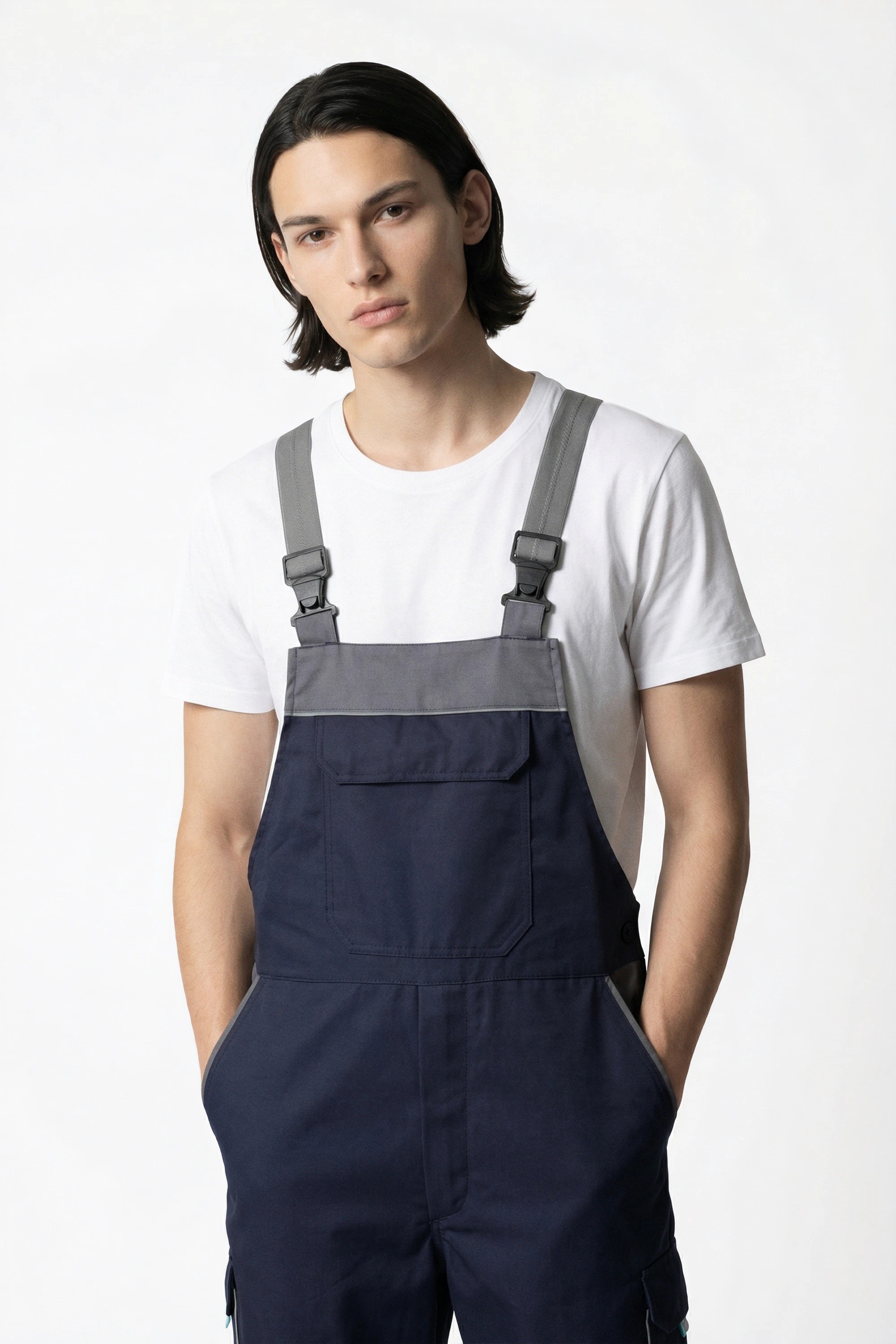 Latzhose 2 - Mid Shot