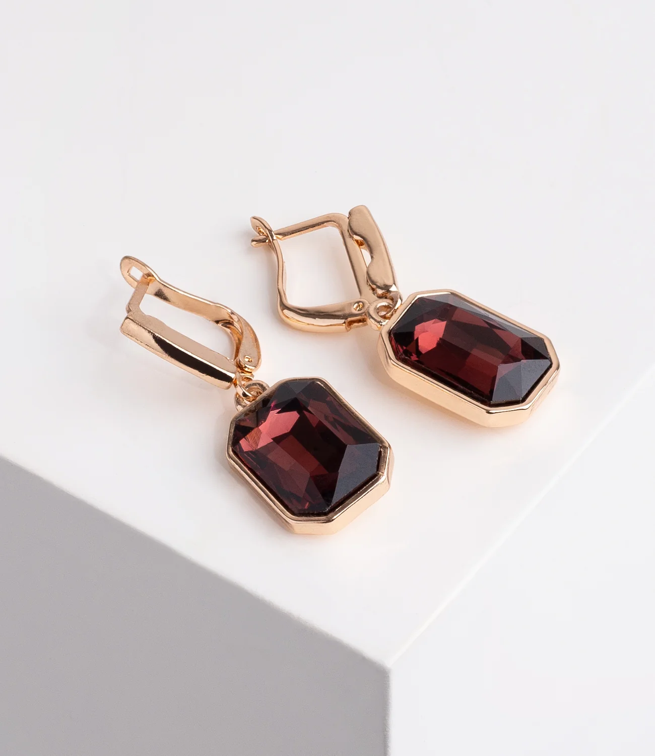 Ohrringe auf Cube inszeniert – Schmuckfotografie mit Requisiten