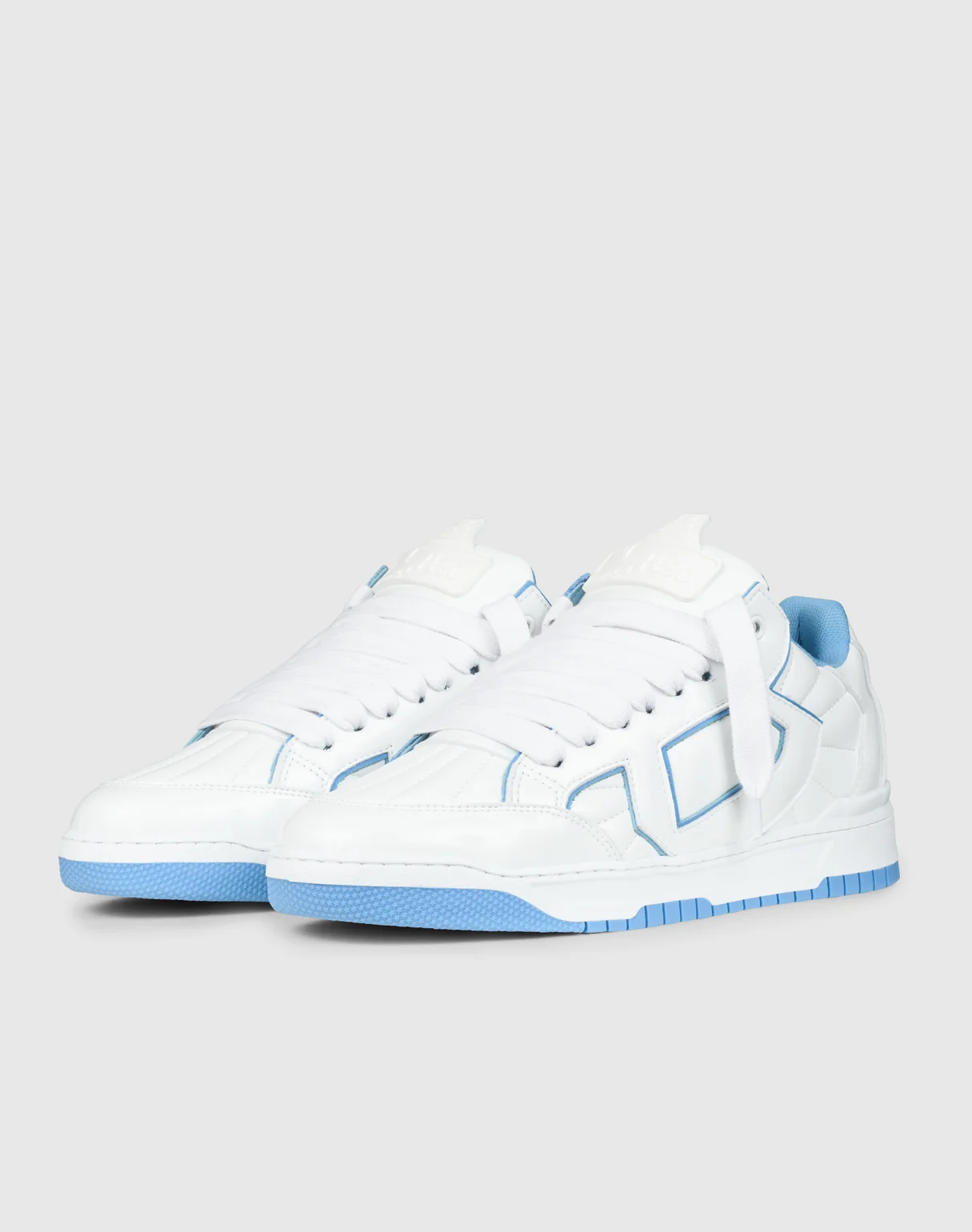 Sneaker Paar 45 Grad