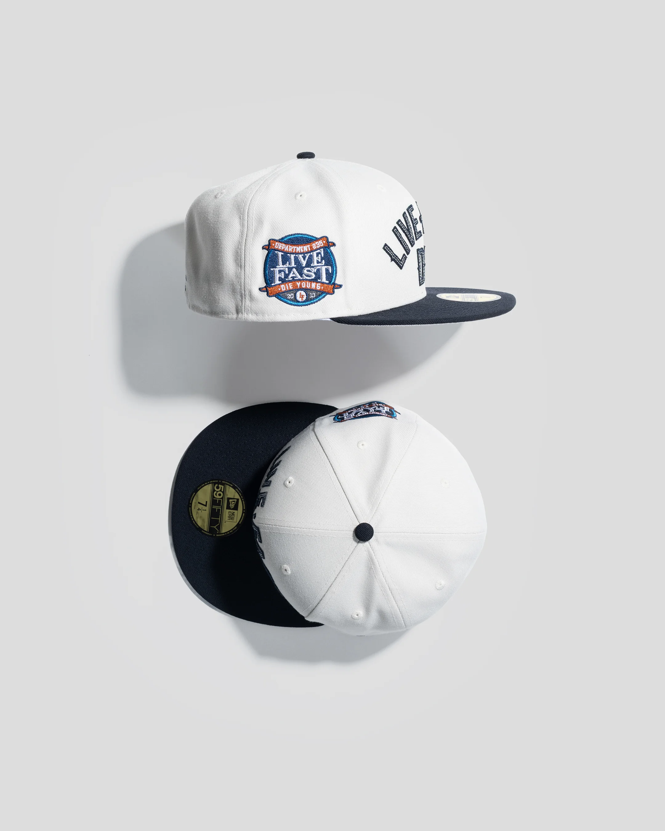 Still-Life-Aufnahme mit stimmungsvoller Beleuchtung und sorgfältig arrangierten Requisiten